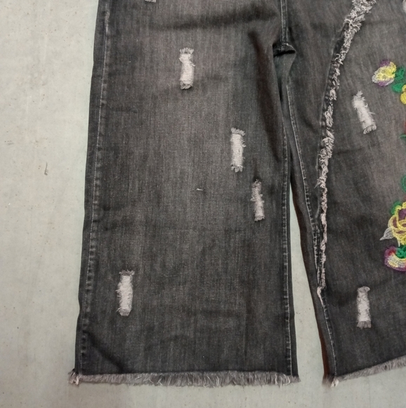 NWT YesNo Distressed Denim Wide Leg Coulotte Pants Floral Embroidery Size Small - Picture 4 of 10